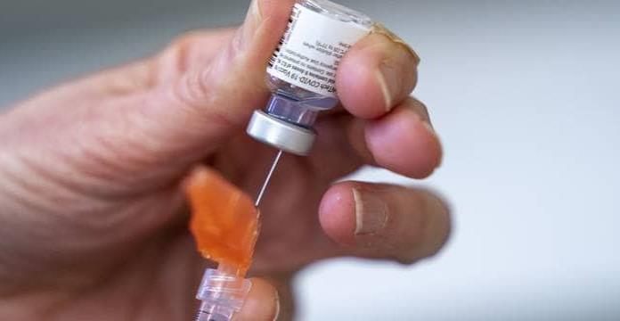 Acusan a Facebook de censurar investigación sobre irregularidades en la vacuna de Pfizer