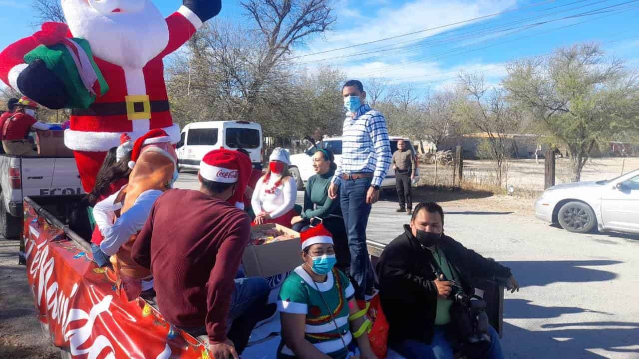 Bomberos de Nava entregan regalos a  niños navenses
