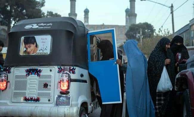 Gobierno Talibán prohíbe a las mujeres viajar sin acompañante