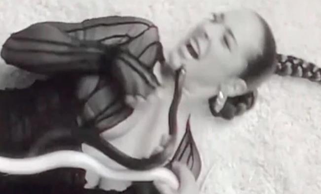 Cantante es mordida por una serpiente durante la grabación de un video musical