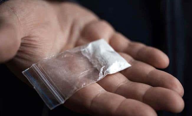 Despistado papá le da cocaína a su hijita de 5 años