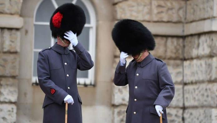 Guardia real Británico pisotea a un niño distraído frente a la Torre de Londres