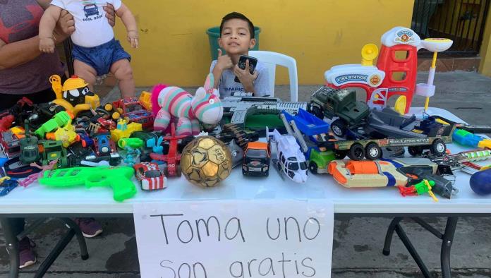 Niño en Tampico causó furor en redes tras regalar sus juguetes