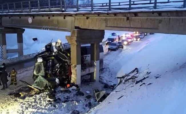 Autobús termina despedazado; hay 5 muertos y 21 lesionados