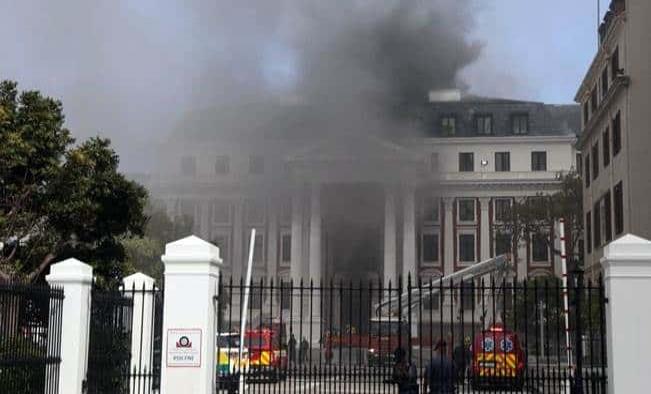 Voraz incendio provocado destruye el Parlamento de Sudáfrica