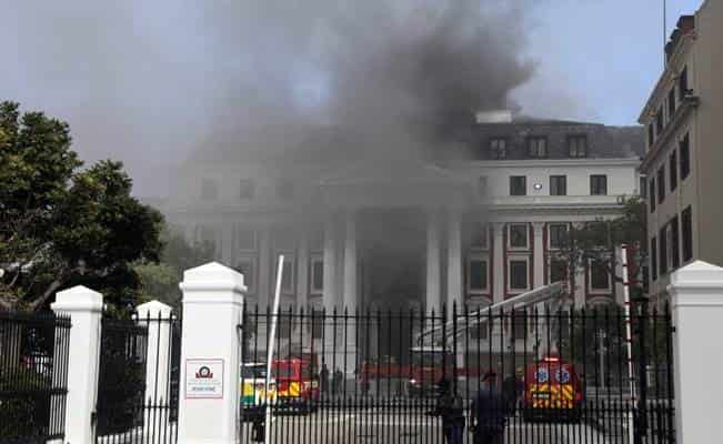 Voraz incendio provocado destruye el Parlamento de Sudáfrica