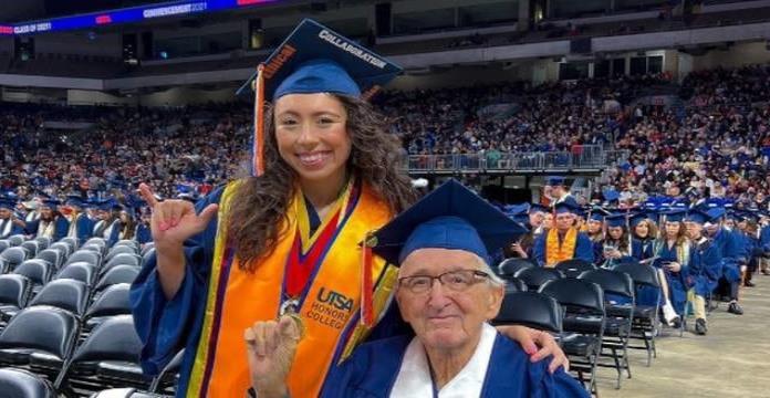 Abuelo se gradúa de la universidad junto a su nieta