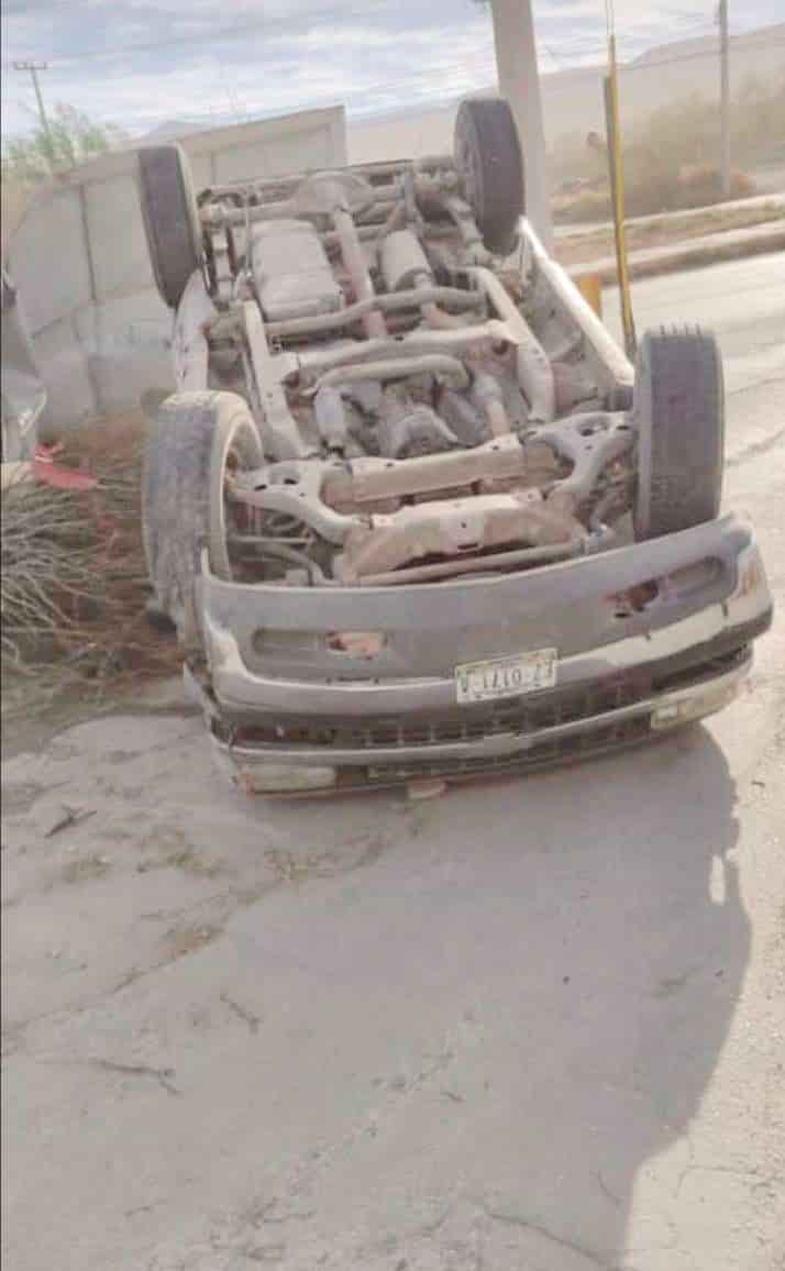 Choca, escapa y vuelca en Las Torres