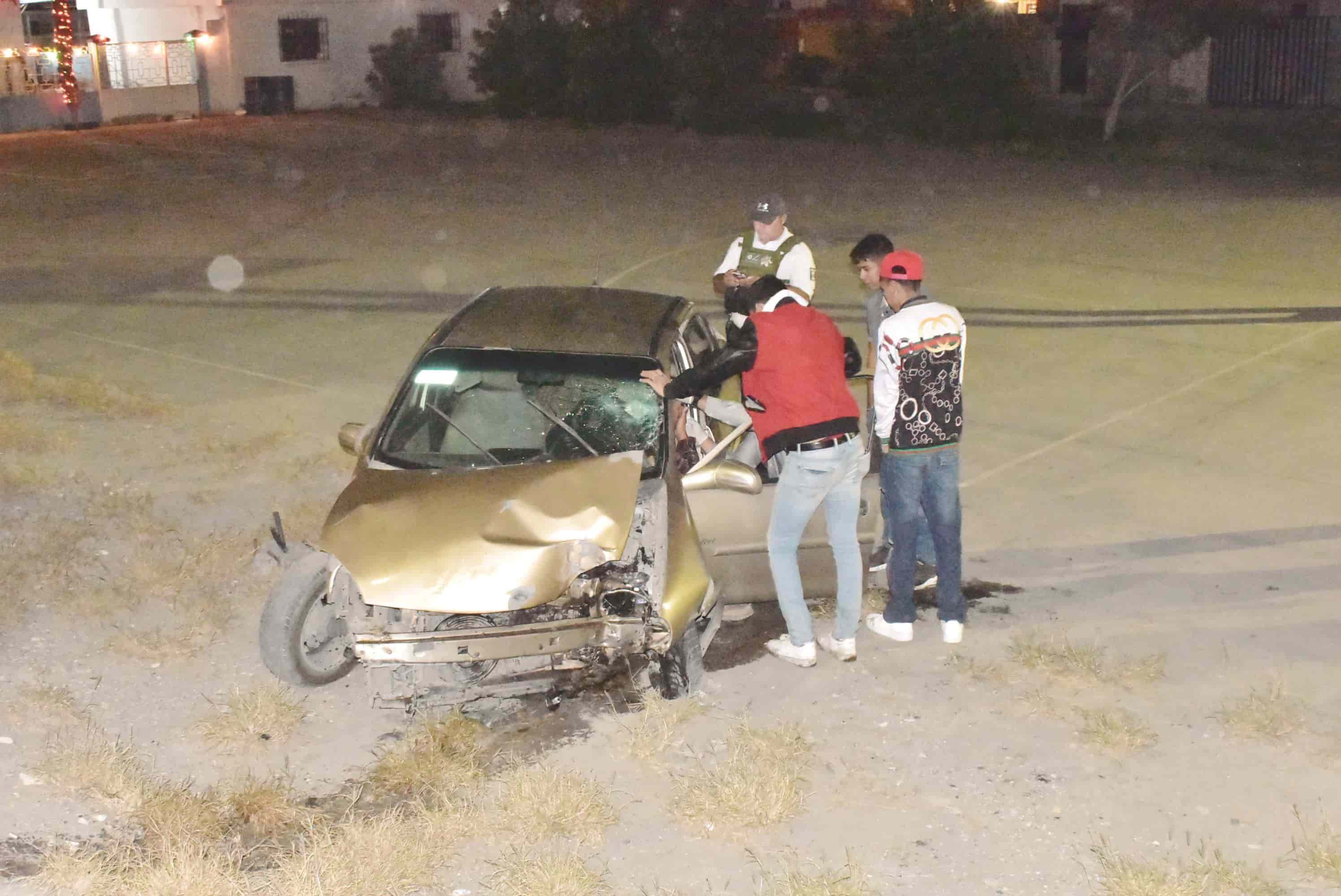 Choca luminaria y cae en canchas