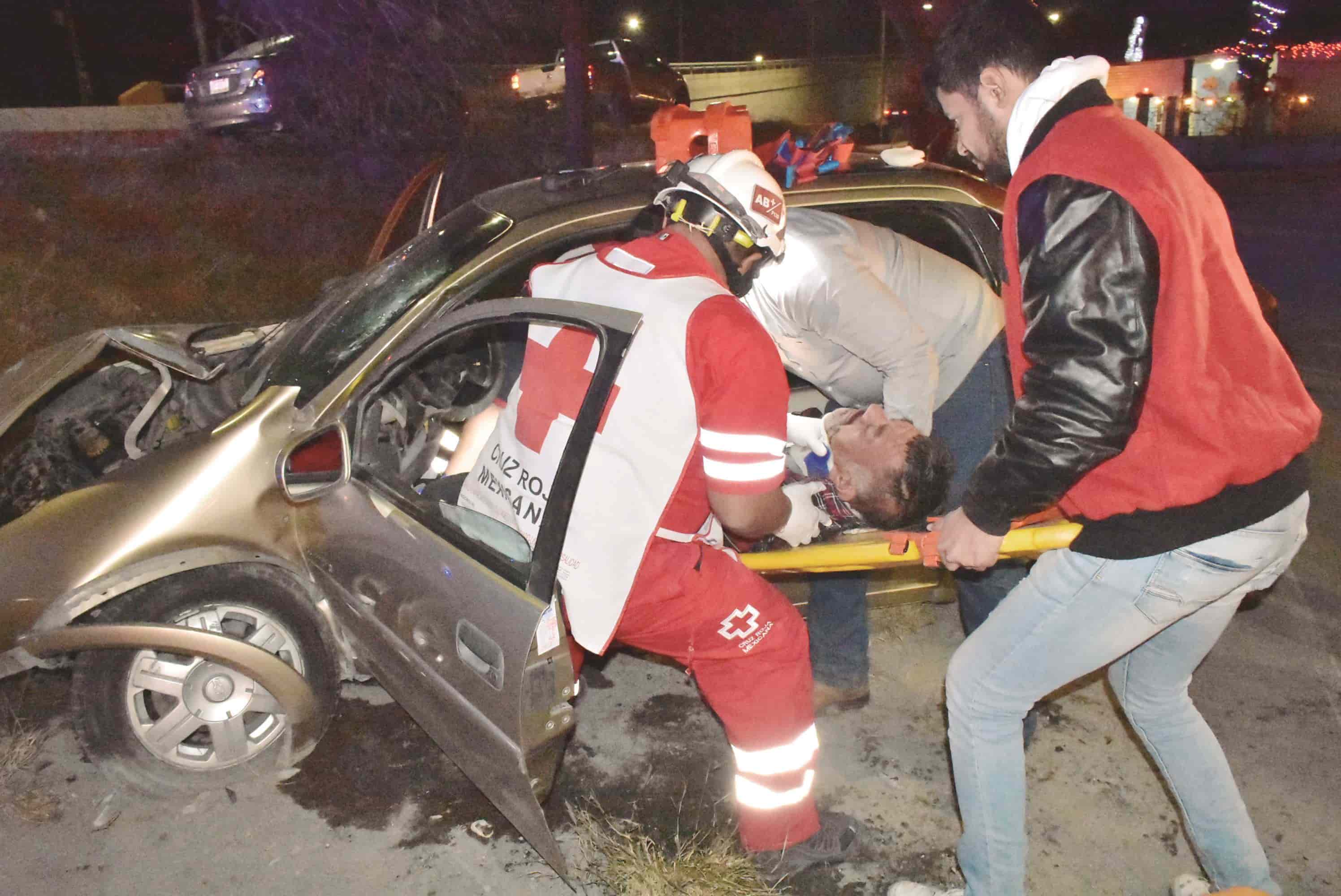 En el Pape; Choca luminaria y cae en canchas