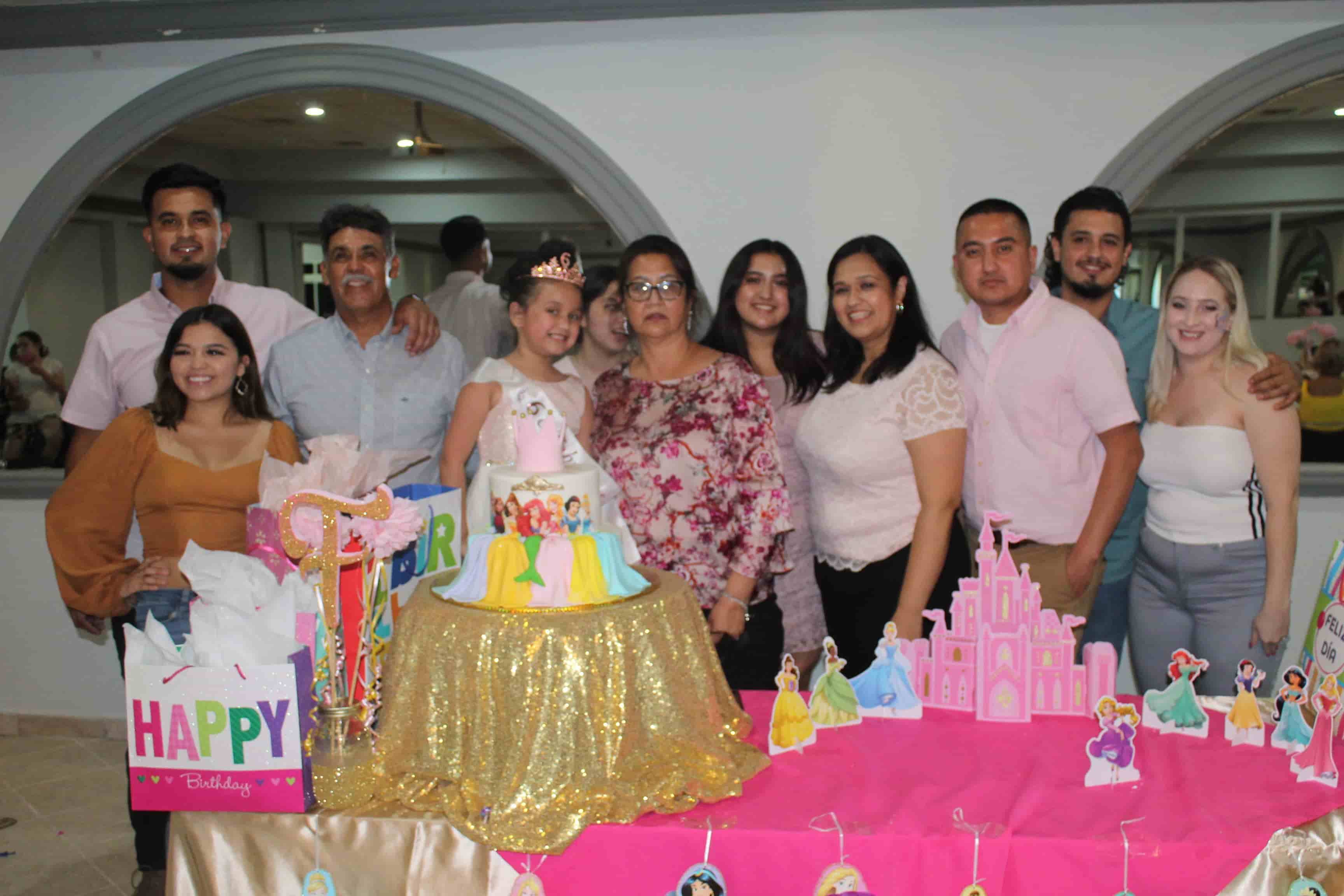 Fernanda Zapata recibe divertida fiesta de cumpleaños #6