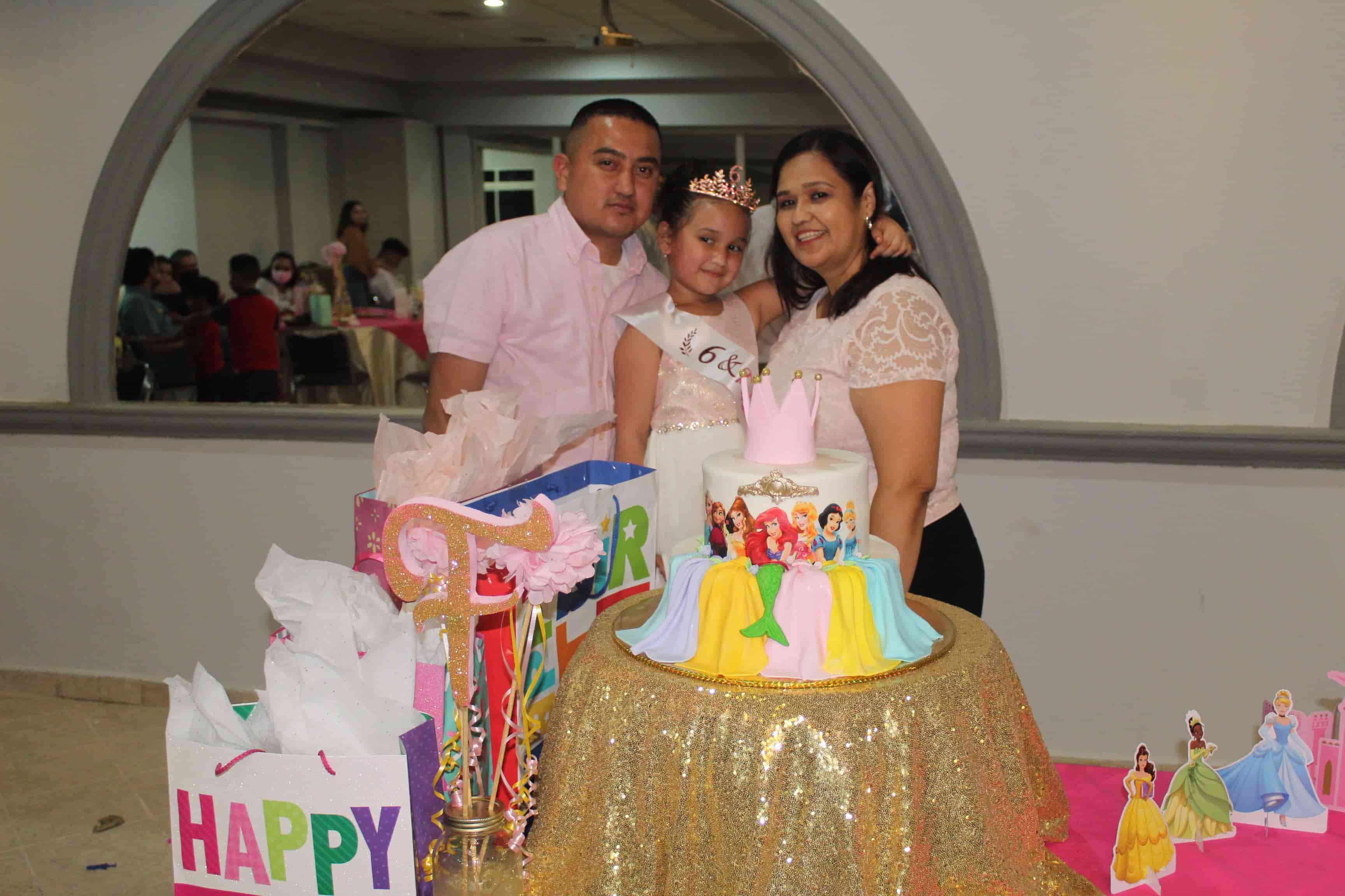 Fernanda Zapata recibe divertida fiesta de cumpleaños #6