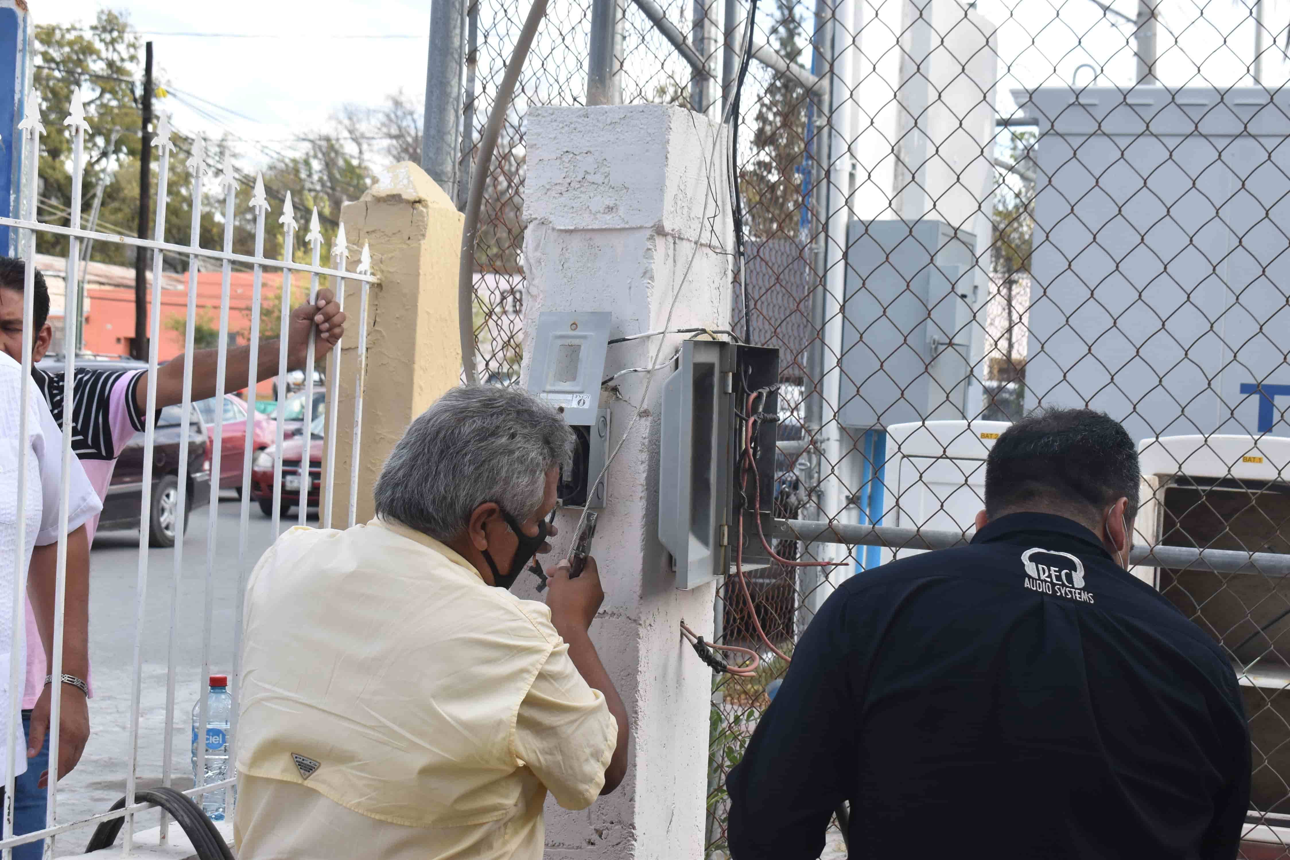 Antes de iniciar con la toma de protesta el auditorio municipal se quedó sin energía eléctrica; por lo que algunos culparon a la exalcaldesa Yajaira Reina de cometer revanchismo.