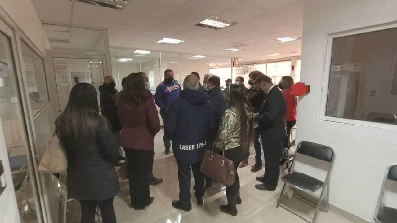 Un grupo de directores y trabajadores que estuvieron con el ex alcalde Florencio Siller, se apersonaron para manifestar que se quedaron sin finiquito.