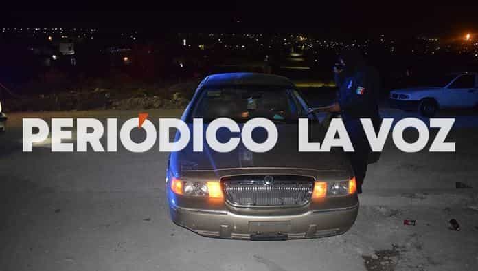 El vehículo quedó sobre el montón de arena.