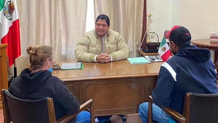 En su primer día hábil como Alcalde, Beto Villarreal recibió a ciudadanos en su oficina.