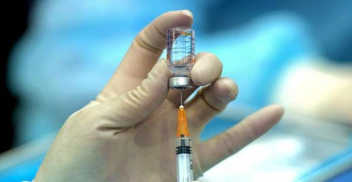 Vacuna de Sinovac con refuerzo de Pfizer es menos eficaz contra Ómicron