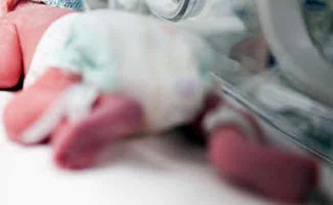 Declaran muerto a bebé en el hospital; la funeraria descubre que estaba vivo
