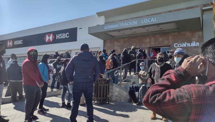 Largas filas por falla en el sistema en Recaudación