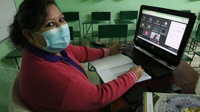 Maestros recibirán vacuna de refuerzo de Moderna