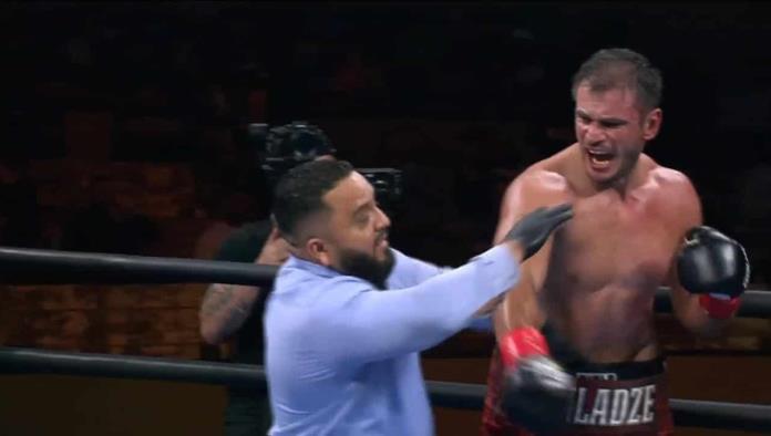 Frustrado boxeador golpea al árbitro por perder vía KO