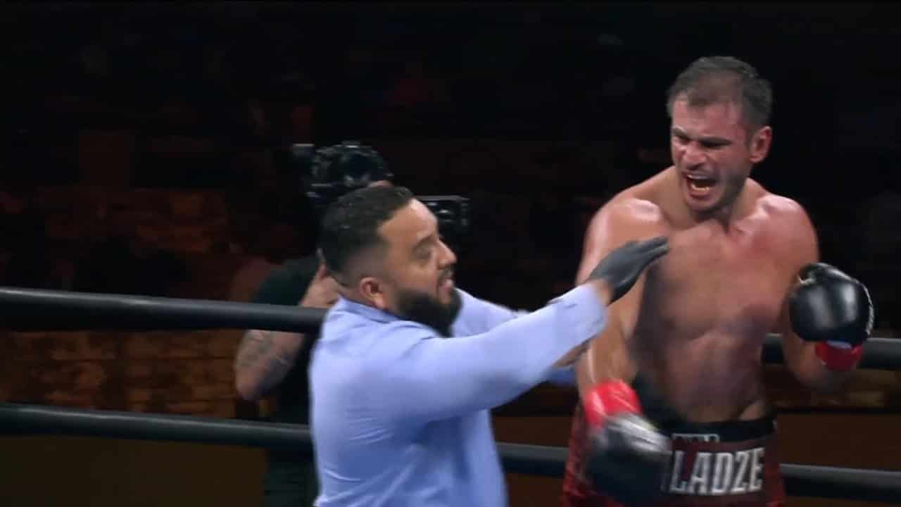 Frustrado boxeador golpea al árbitro por perder vía KO