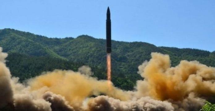 Corea del Norte lanza misil balístico