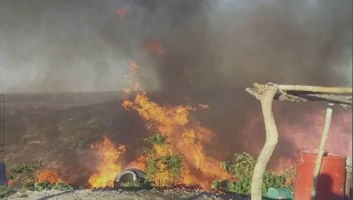 Arde basurero clandestino en la colonia Morelos