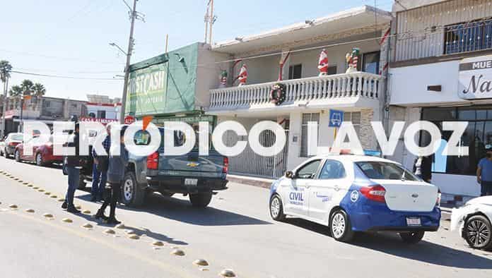 Choca y proyecta auto contra Nissan