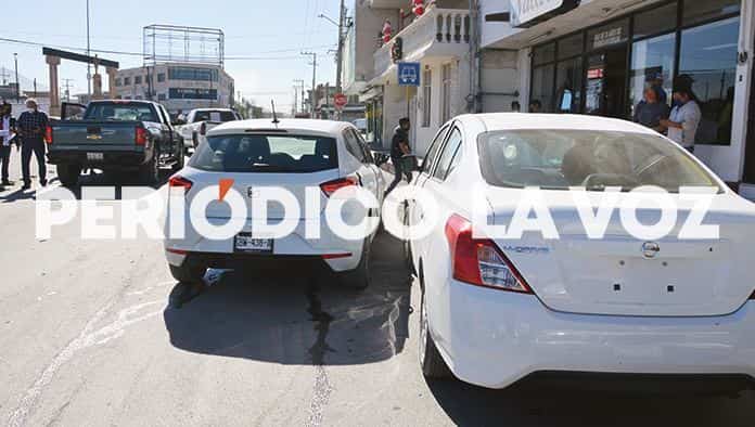 Choca y proyecta auto contra Nissan
