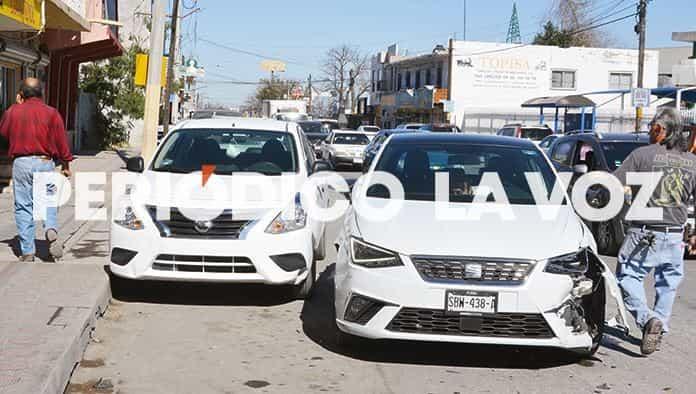 Choca y proyecta auto contra Nissan