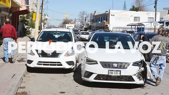 Choca y proyecta auto contra Nissan