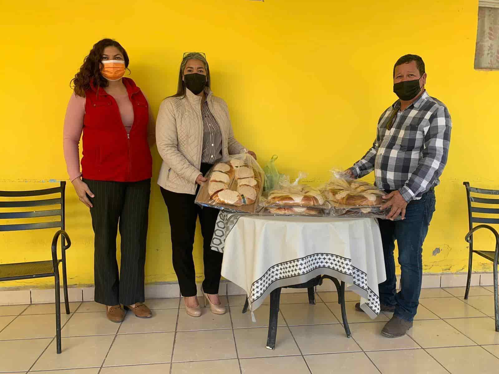 Los adultos mayores son parte del plan fundamental del trabajo del DIF y en esta ocasión donaron roscas al asilo Emmanuel.