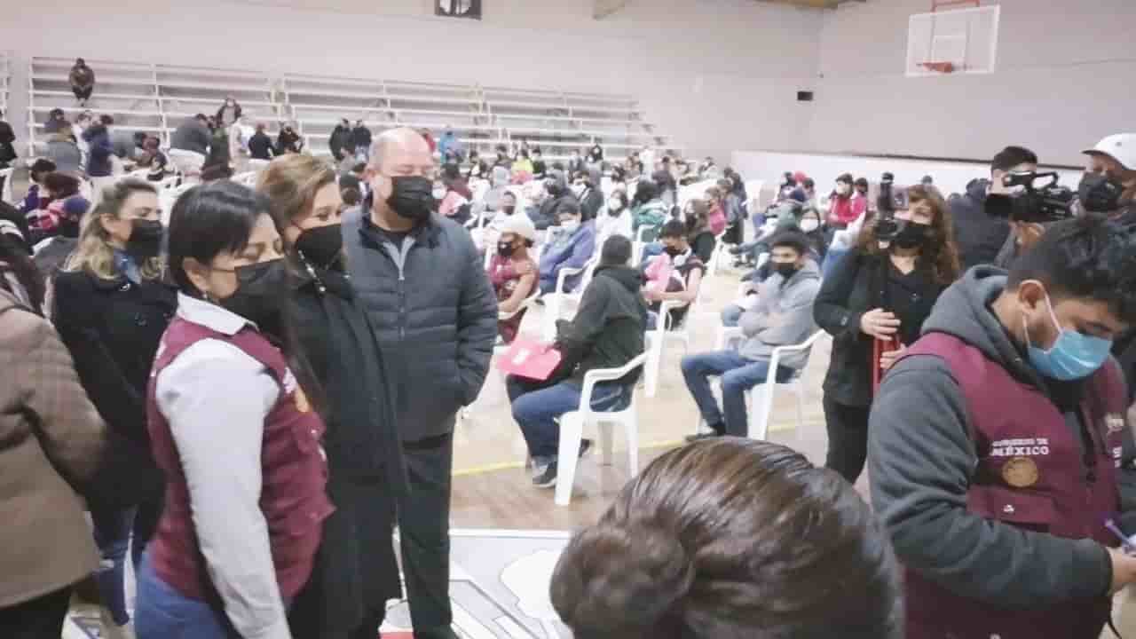 La alcaldesa recorrió la jornada de vacunación para jóvenes y adolescentes.