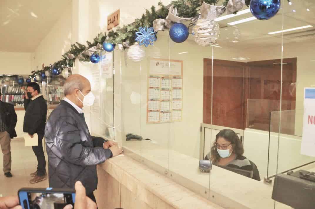 A primera hora de la mañana el alcalde Dr. Mario Dávila, pagó el impuesto predial.