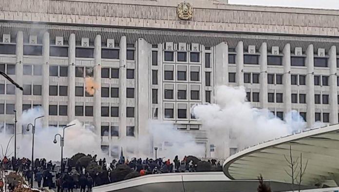 Demite el gobierno de Kazajistán tras intensas protestas