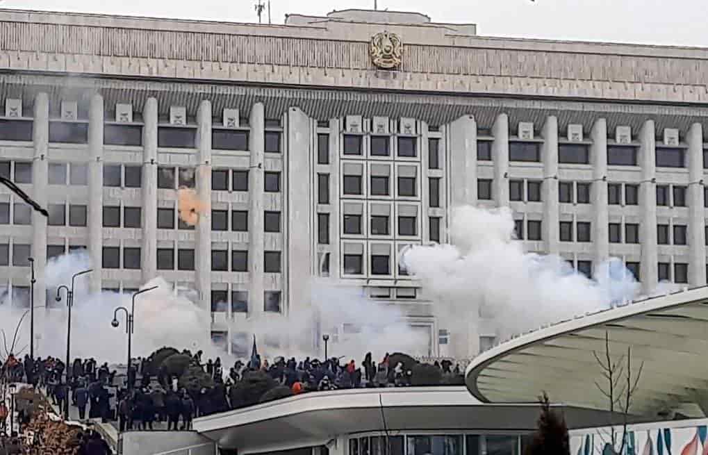 Demite el gobierno de Kazajistán tras intensas protestas