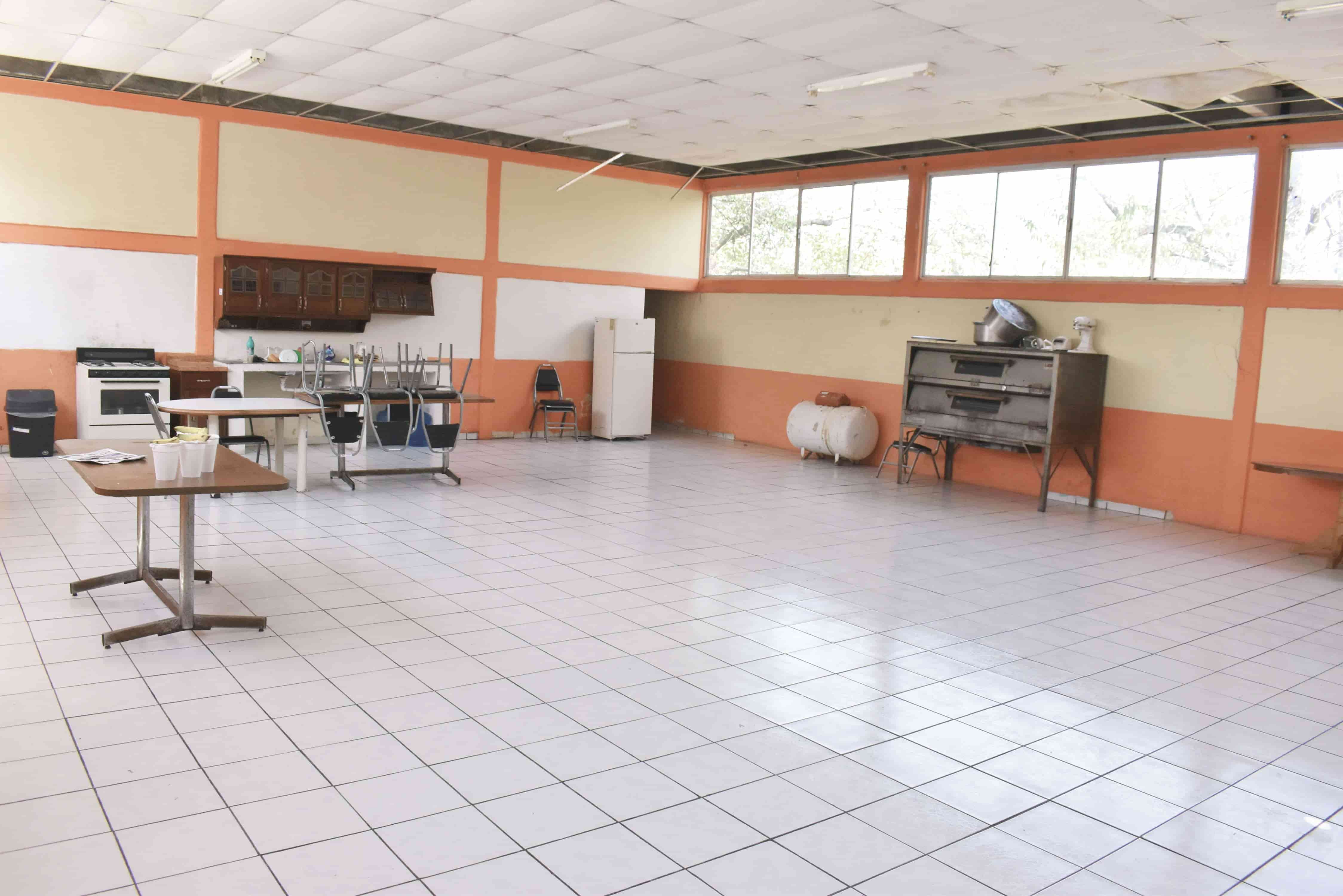 Solamente algunas sillas y una mesa, aunado a algunas computadoras que aun se desconoce si funcionen del todo, fue lo que dejaron en el DIF de Sacramento.