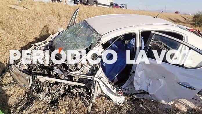 Tras el encontronazo, el auto quedó destrozado.