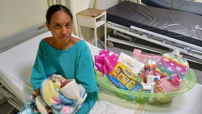 María Guadalupe  Castro  Arenas, dio a luz a la primera bebé del año en Cuatro Ciénegas.