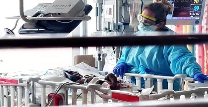 Bebé de 4 meses lucha por su vida contra el COVID, se infecto en cena de Navidad