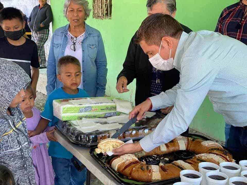 El alcalde Hugo Lozano visitó ejidos llevándoles la deliciosa rosca de reyes a las familias.
