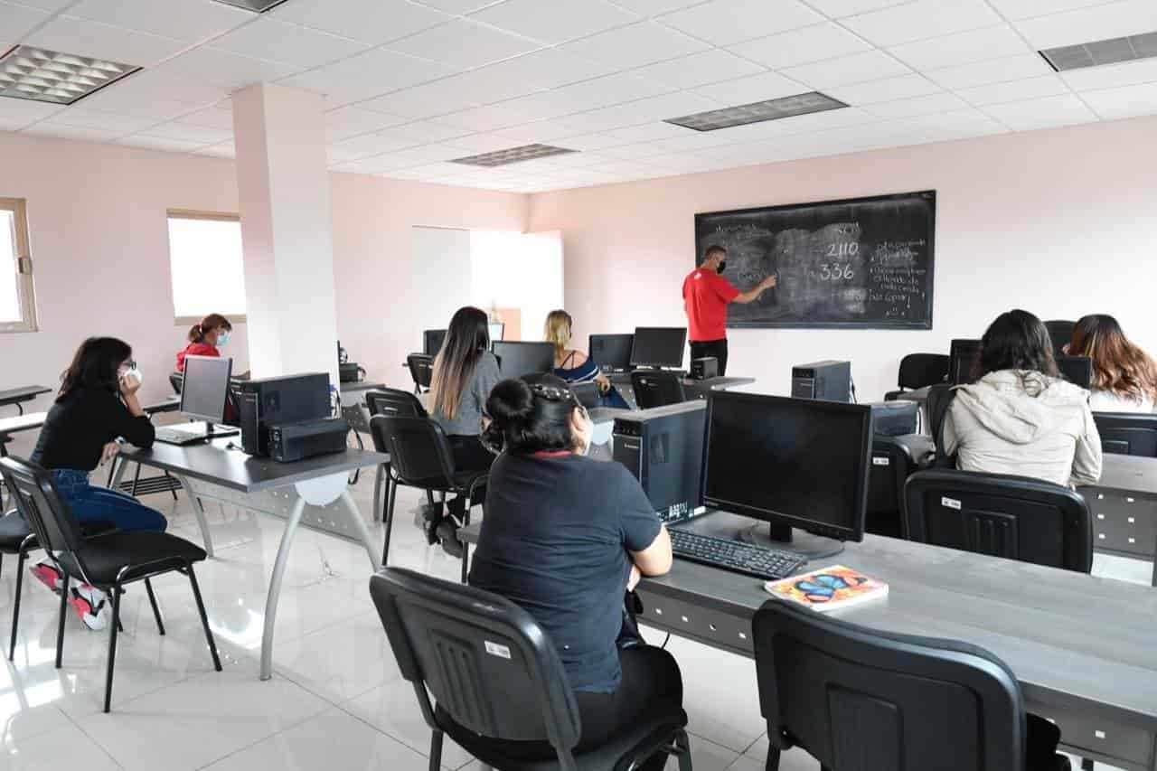Se convence a las mujeres a seguir estudiando.