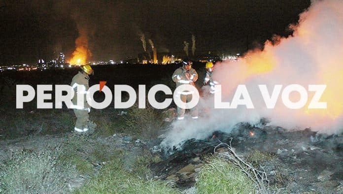 Los Bomberos trabajaron arduamente para controlar el fuego.