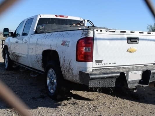 La camioneta fue remolcada y llevada al patio del departamento del Sheriff y los detectives trabajan en contactar al propietario para regresarla.