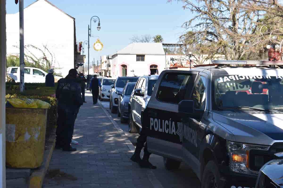 Detienen policías de Seguridad Pública a individuo con droga (cristal).