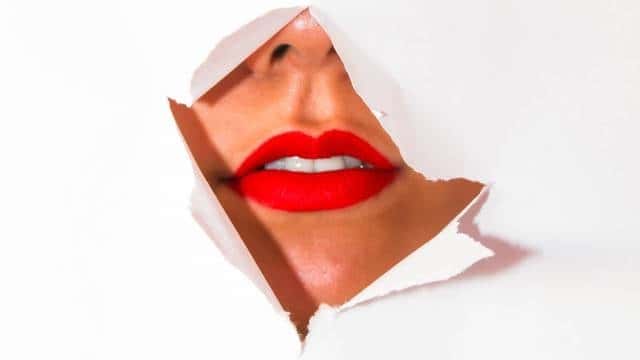 ¿En España se aprobó pagar deudas con sexo oral? Esto es lo que sabemos