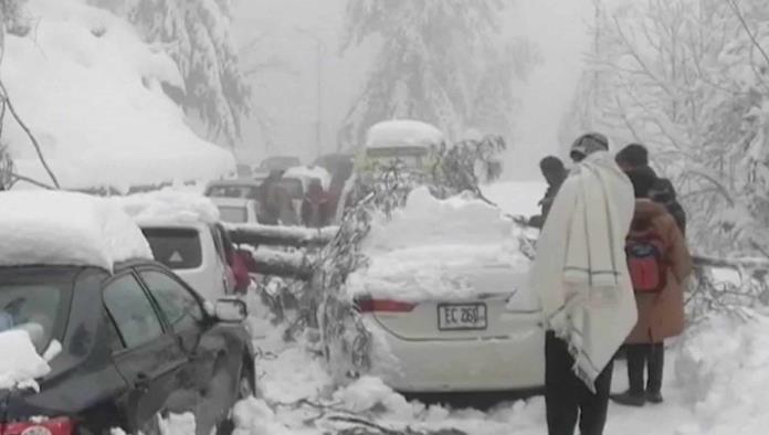 Mueren 21personas en inusual tormenta de nieve en Pakistan