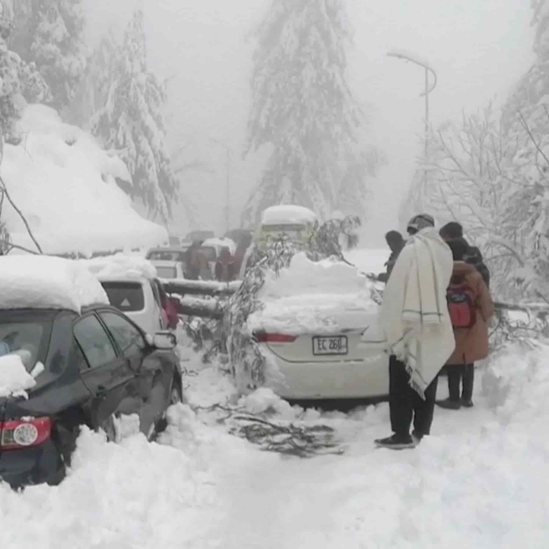 Mueren 21personas en inusual tormenta de nieve en Pakistan