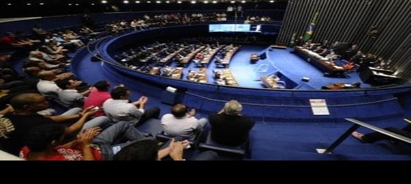 Senado brasileño busca multar a Bolsonaro por fake news